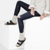 Унисекс кожени чехли Биркенщок / BIRKENSTOCK Arizona Soft Footbed черни обути на дамски крака