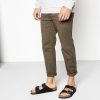 Унисекс кожени чехли Биркенщок / BIRKENSTOCK Arizona Soft Footbed черни обути на мъжки крака