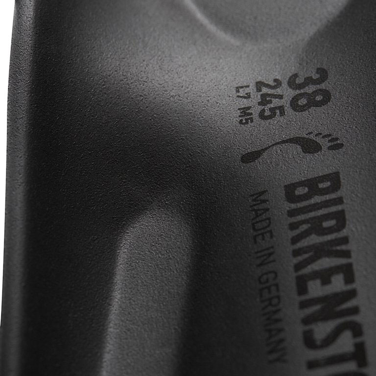 Детайл подпора за петата на мъжки чехли BIRKENSTOCK Arizona EVA черни