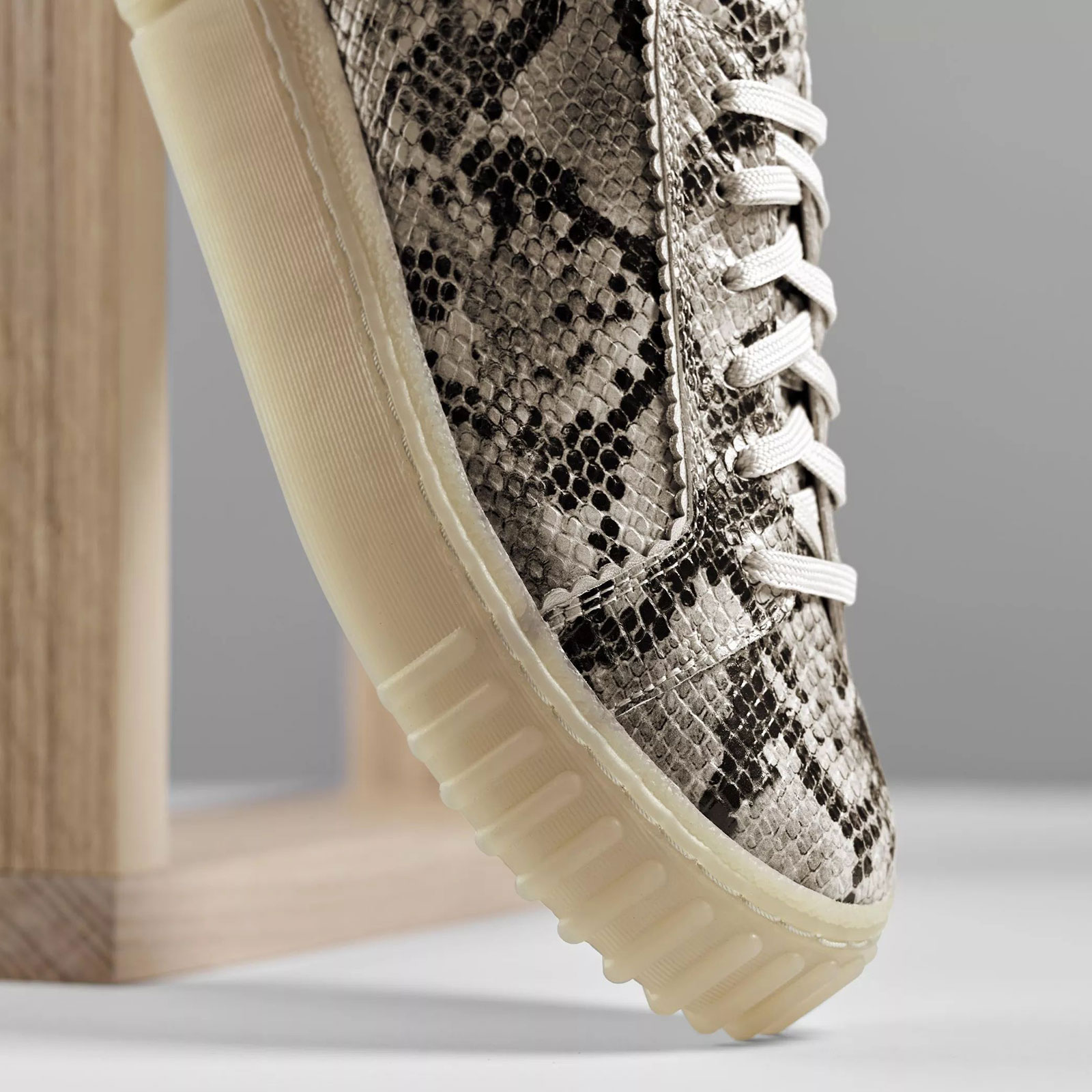 Дамски ежедневни обувки Clarks Mayhill Walk змийско сиво - снимка 11