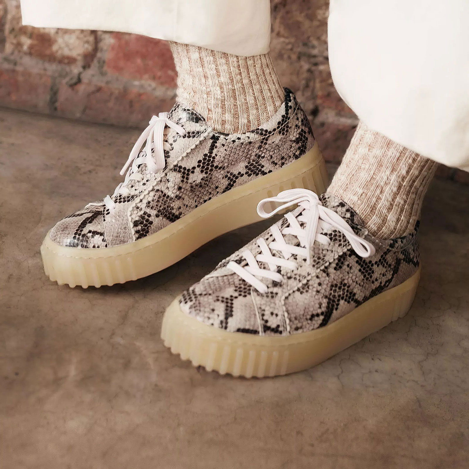 Дамски ежедневни обувки Clarks Mayhill Walk змийско сиво - снимка 14